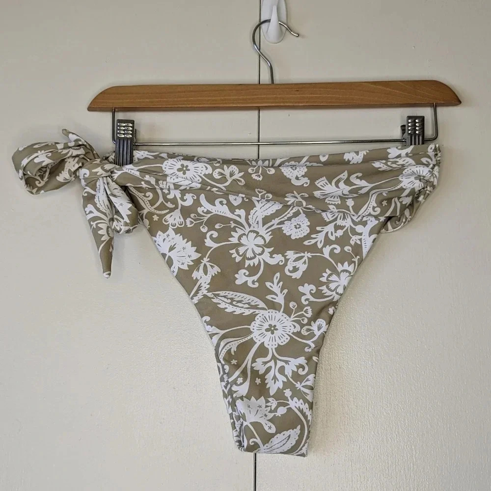 AILA BLUE Vivien Bikini Swimsuit Bottoms Botanica Medium Z535-29